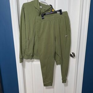 Nike olive green Tracksuit Set for men. Pants size L and sweatshirt size M
